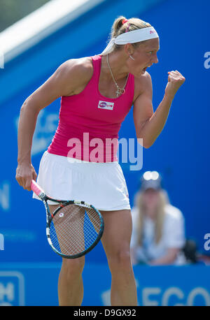 Eastbourne, Regno Unito. Il 19 giugno 2013. Aegon International 2013 - Giorno 5. Yanina Wickmayer del Belgio celebra con un pugno la pompa dopo aver vinto un punto chiave nella sua partita contro Petra KVITOVA della Repubblica ceca sul Centre Court. Wickmayer ha vinto la partita in tre set. Credito: Mike francese/Alamy Live News Foto Stock