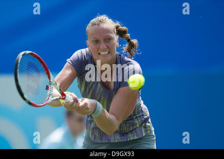 Eastbourne, Regno Unito. Il 19 giugno 2013. Aegon International 2013 - Giorno 5. Petra KVITOVA della Repubblica ceca in azione colpendo un doppio consegnato scritto nella sua partita contro Yanina Wickmayer del Belgio sul Centre Court. Wickmayer ha vinto la partita in tre set. Credito: Mike francese/Alamy Live News Foto Stock