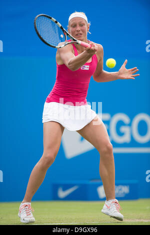 Eastbourne, Regno Unito. Il 19 giugno 2013. Aegon International 2013 - Giorno 5. Yanina Wickmayer del Belgio in azione colpendo una sola mano diretti nella sua partita contro Petra KVITOVA della Repubblica ceca sul Centre Court. Wickmayer ha vinto la partita in tre set. Credito: Mike francese/Alamy Live News Foto Stock