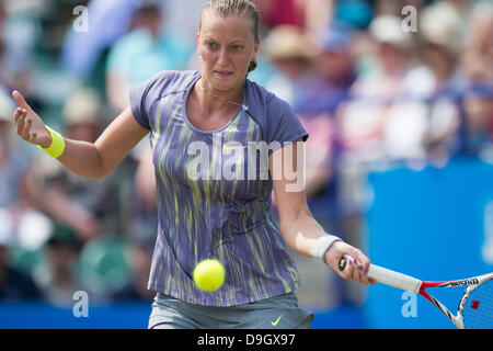 Eastbourne, Regno Unito. Il 19 giugno 2013. Aegon International 2013 - Giorno 5. Petra KVITOVA della Repubblica ceca in azione colpendo una sola mano diretti nella sua partita contro Yanina Wickmayer del Belgio sul Centre Court. Wickmayer ha vinto la partita in tre set. Credito: Mike francese/Alamy Live News Foto Stock