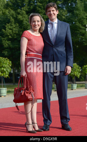 Berlino, Germania. 19 giugno 2013. Ministro federale degli affari familiari, cittadini anziani, donne e giovani Kristina Schroeder un suo marito Ole arriva per una cena presso il Palazzo di Charlottenburg di Berlino, Germania, 19 giugno 2013. Foto: Rainer Jensen dpa/Alamy Live News/dpa/Alamy Live News Foto Stock