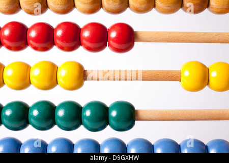 In prossimità di un vecchio stile abacus in legno contro uno sfondo bianco. Foto Stock