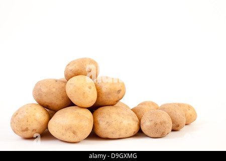 Patate fresche isolato su uno sfondo bianco. Foto Stock