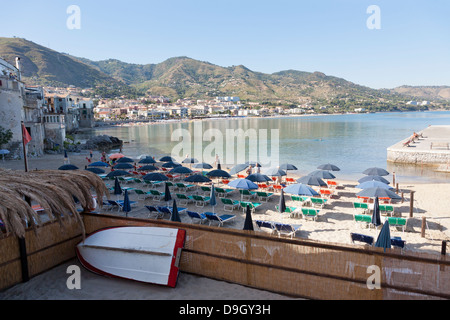 Il vecchio porto e il centro storico di Cefalu, Sicilia, Italia Foto Stock