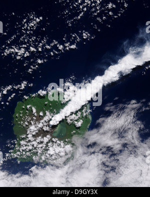 Vista satellitare di una spessa di vapore ricco pennacchio da Vulcano Gaua soffia direttamente a nord-est. Foto Stock