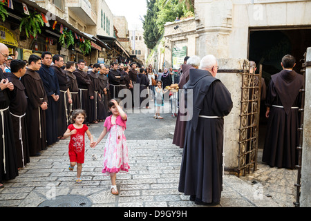 Monaci Francescani presso la Via Dolorosa durante i loro regolari venerdì processione nella città vecchia di Gerusalemme, Israele. Foto Stock
