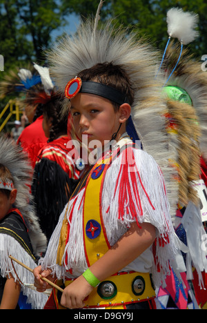 Ragazzo celebrando Pow Wow in Ontario, Canada Foto Stock