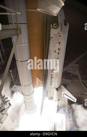 Lo space shuttle Discovery solleva dal Launch Pad 39a al Kennedy Space Center in Florida, sul STS-131 missione. Foto Stock