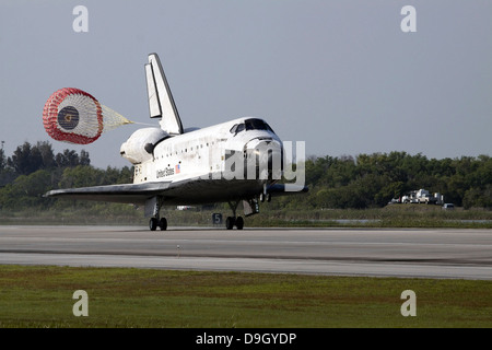 Con la funzione di drag scivolo estratte, navetta spaziale Discovery atterra sulla pista 33 presso lo Shuttle Landing Facility al Kennedy Space Center in Foto Stock