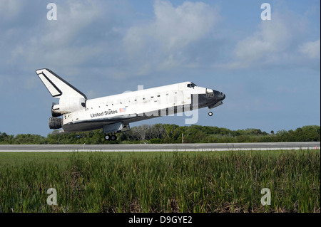 Lo space shuttle Discovery atterra sulla pista 33 presso lo Shuttle Landing Facility al Kennedy Space Center in Florida. Foto Stock