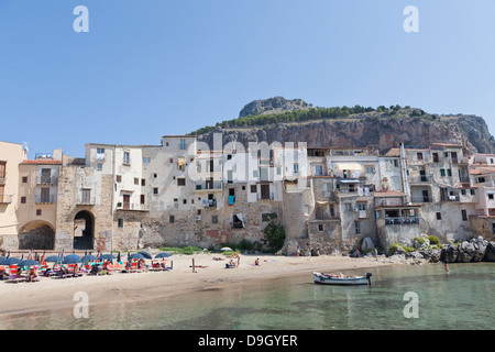 Il vecchio porto e il centro storico di Cefalu, Sicilia, Italia Foto Stock