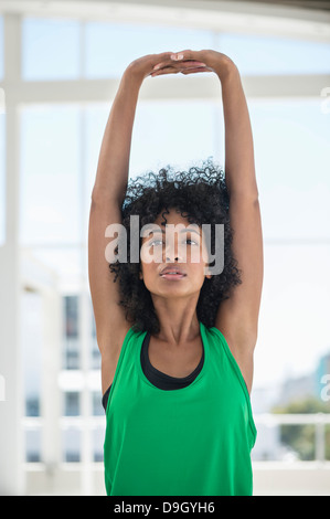 La donna che si allunga le braccia Foto Stock