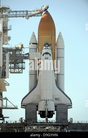 Lo Space Shuttle Atlantis si siede sulla rampa di lancio presso il Kennedy Space Center in previsione del suo lancio. Foto Stock