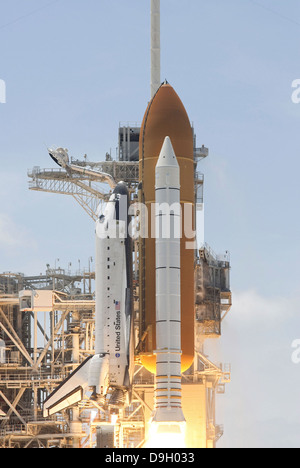 Space Shuttle Atlantis' twin a razzo a propellente solido booster e tre motori principali infiammano per spingere il veicolo spaziale off Foto Stock