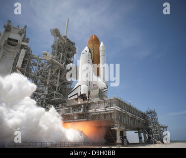 Un pennacchio del getto allo scarico moduli sotto il mobile piattaforma di lancio sulla rampa di lancio 39A come lo space shuttle Atlantis solleva in orbita. Foto Stock