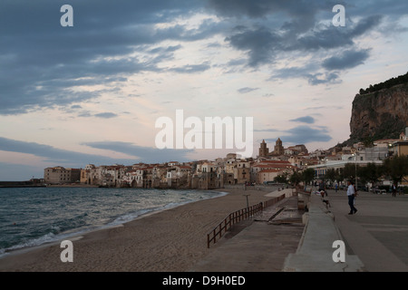 Vista panoramica di Cefalù e la Rocca di montagna, Sicilia, Italia Foto Stock