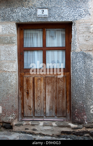 Vecchia casa in legno porta con il numero 2 sulla parte superiore Foto Stock