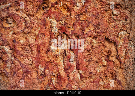 Texture di incrinato rosse pareti di argilla closeup Foto Stock