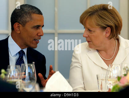 Il Presidente Usa Barack Obama, a sinistra, e il Cancelliere tedesco Angela Merkel, destra, chat durante una cena presso il palazzo di Charlottenburg di Berlino mercoledì 19 giugno, 2013. Obama è su una due giorni di visita ufficiale per la capitale tedesca. Foto: Michael Sohn /dpa/Alamy Live News Foto Stock