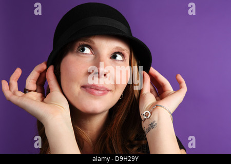 Ritratto di un bel giovane donna con grazioso, espressione ludica Foto Stock