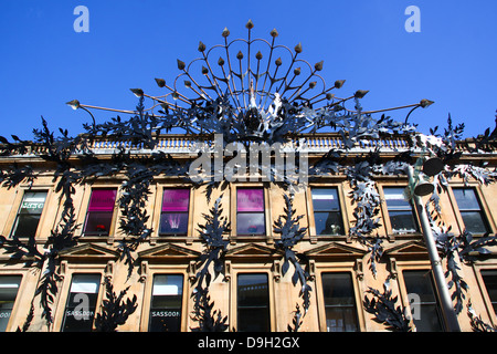 Elaborare elementi in ferro battuto decorativo su Princes Square Buchanan Street Glasgow Foto Stock