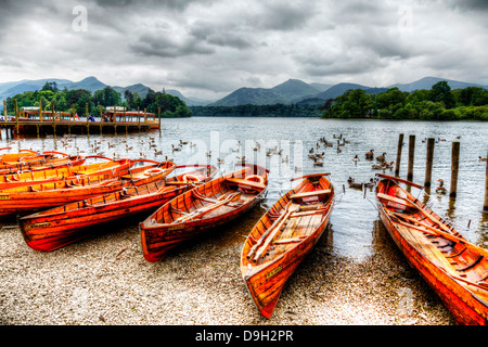 In legno barche a remi sulla Derwent Water nel distretto del lago, Cumbria, Inghilterra nella città di Keswick Foto Stock