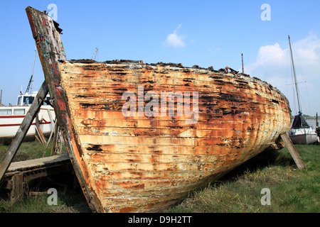 Scafo del vecchio abbandonato la barca di legno alla storica Skippool Creek a Thornton LANCASHIRE REGNO UNITO. Foto Stock