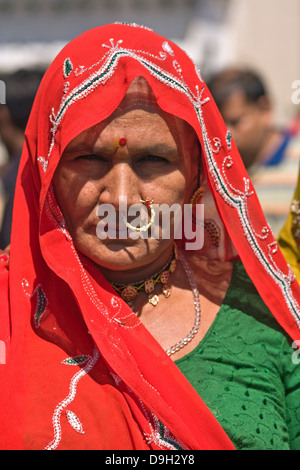 Asia, India, Karnataka, Mysore, Chamundi Hill, Chamundeswari tempio, Ritratto di una donna Indiana con un naso anello Foto Stock