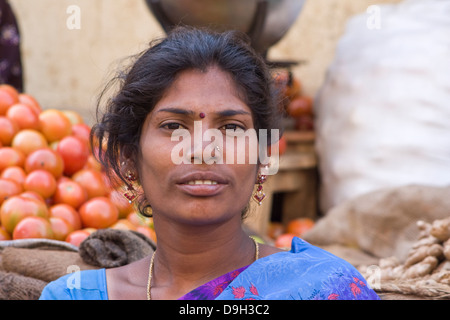 Asia, India, Karnataka, Mysore, Mercato Devaraja, Ritratto di una donna Indiana Foto Stock