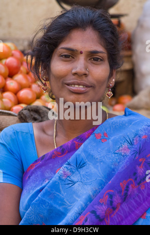 Asia, India, Karnataka, Mysore, Mercato Devaraja, Ritratto di una donna Indiana Foto Stock