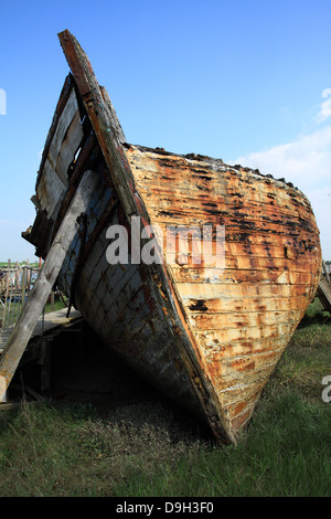 Scafo del vecchio abbandonato la barca di legno alla storica Skippool Creek a Thornton LANCASHIRE REGNO UNITO. Foto Stock