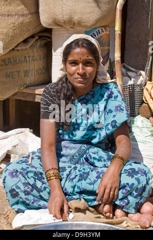 Asia, India, Karnataka, Mysore, Mercato Devaraja, Ritratto di una donna Indiana Foto Stock