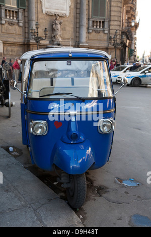 Gita turistica con tre ruote Ape, Palermo, Sicilia, Italia Foto Stock