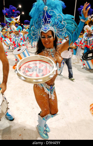 Il carnevale in Argentina. Il ballerino principale di una delle bande, balli mentre gioca con un tamburello. Foto Stock