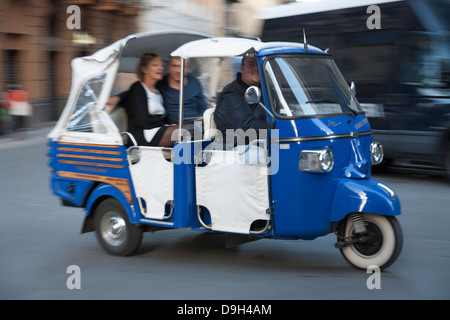 Gita turistica con tre ruote Ape, Palermo, Sicilia, Italia Foto Stock