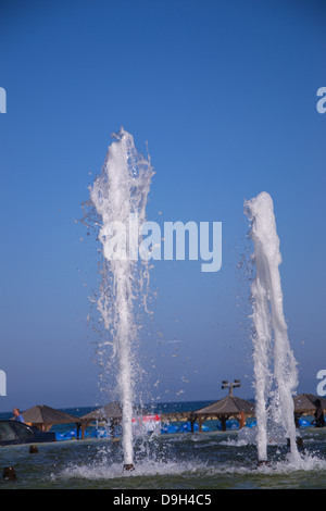 Schizzi di fontana di acqua in una bella giornata Foto Stock