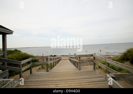 Una passerella che conduce alla spiaggia di Parlee in Shediac, New Brunswick. Foto Stock