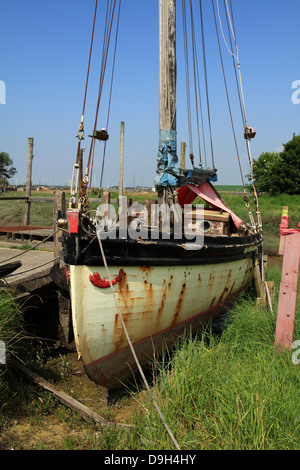 Vecchia barca di legno alla storica "kippool Creek Thornton LANCASHIRE REGNO UNITO. Foto Stock