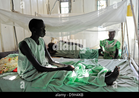 SUDAN DEL SUD, regione di Bahr al Ghazal, Stato dei Laghi, ospedale Maria Immacolata DOR dei Missionari Comboniani nel villaggio di Dinka Mapuordit, trattamento della malaria e di altre malattie tropicali, donne a letto con zanzariera per la prevenzione Foto Stock