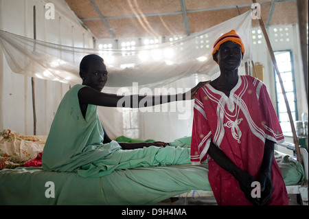 SUDAN DEL SUD, regione di Bahr al Ghazal, Stato dei Laghi, ospedale Maria Immacolata DOR dei Missionari Comboniani nel villaggio di Dinka Mapuordit, trattamento della malaria e di altre malattie tropicali, donne a letto con zanzariera per la prevenzione Foto Stock