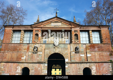 Cancello principale di ingresso del centro storico di Lucca in Italia - Saint Peter's Gate. Foto Stock