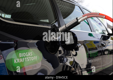 Germania Amburgo, stazione di rifornimento di carburante bio vende il metano, che è biometano elaborati dal Biogas che è stato fermentato da rifiuti o immondizia Foto Stock