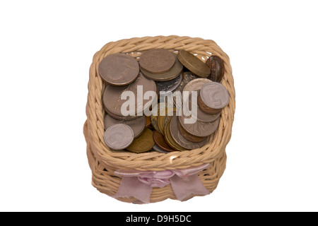 Vaso di legno con metallo denaro isolato su uno sfondo bianco. Foto Stock