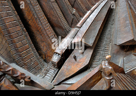 Londra, Inghilterra, Regno Unito. St Pancras stazione ferroviaria. Dettaglio dallo zoccolo alla base del "L'Incontro" (Paolo giorno ) Foto Stock