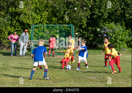 I genitori guardare il calcio giovanile i giocatori che giocano una partita, Cape Town, Sud Africa Foto Stock