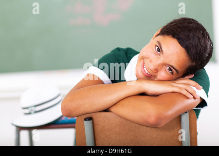 Carino high school girl appoggiato la sua testa sulla sedia in aula Foto Stock