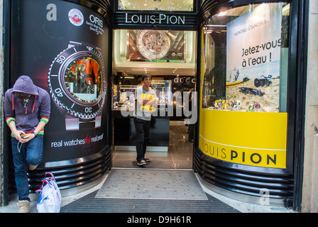 Parigi, Francia, gente Shopping in gioielleria locale Brand Store 'Louis Pion', sul viale Champs-Elysees Foto Stock