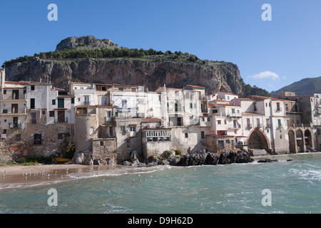 Il vecchio porto e il centro storico di Cefalu, Sicilia, Italia Foto Stock