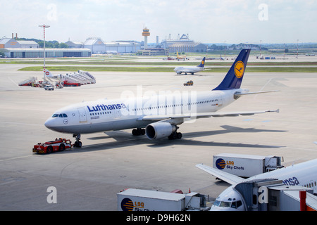 Getto di Lufthansa dalla spedizione sull'aeroporto di Amburgo Foto Stock