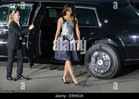 La First Lady Michelle esce dalla limousine presidenziale a bordo della Air Force One a forma di lasciare l'aeroporto di Tegel a Berlino, Germania, 19 giugno 2013 dopo la loro visita alla capitale. Foto: Michael Kappeler dpa +++(c) dpa - Bildfunk+++ Foto Stock